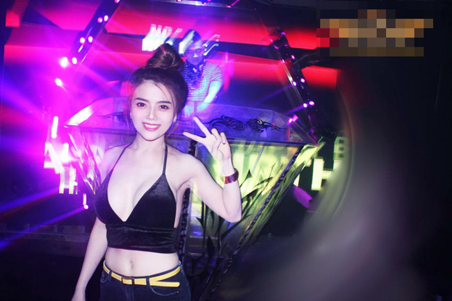 Nhan sắc và thân hình bốc lửa của Candy Hà khiến phái mày râu ngẩn ngơ.