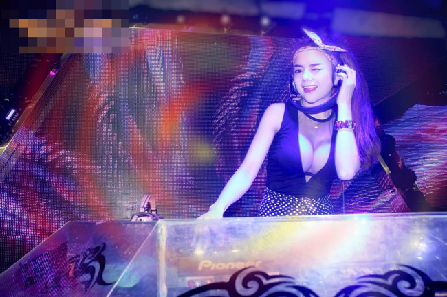Chỉ sau 1 ngày, cái tên DJ Candy Hà trở thành từ khóa được tìm kiếm hot nhất trên mạng xã hội.
