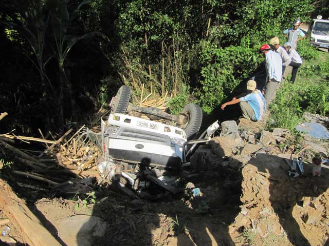 Quảng Nam: Xe tải lao xuống vực, 3 người thương vong - 1