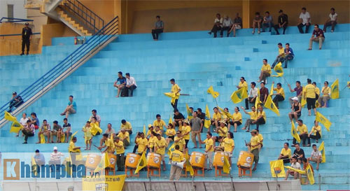 Thua dưới sân, “cơn lốc vàng” xứ Thanh thắng trên khán đài - 10