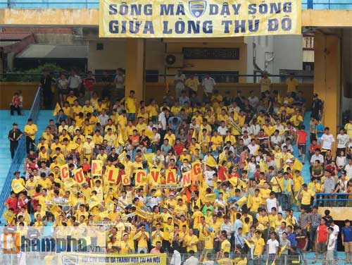 Thua dưới sân, “cơn lốc vàng” xứ Thanh thắng trên khán đài - 7