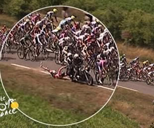Sự cố Tour de France: Cua-rơ gặp nạn vì moto điên - 1