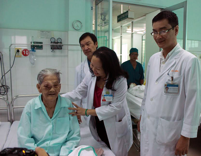 Cắt bỏ khối u "khủng" trên mắt cho mẹ VN anh hùng 101 tuổi - 1
