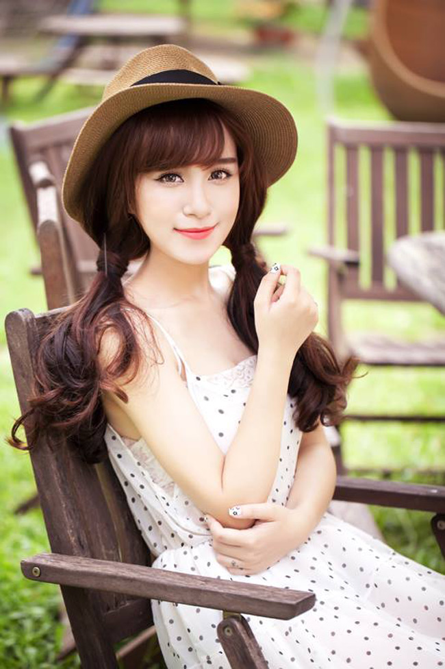 Thu Phương (sinh năm 1995, hiện đang là sinh viên trường ĐH Hà Nội) sở hữu khuôn mặt đẹp không thua kém các hot girl