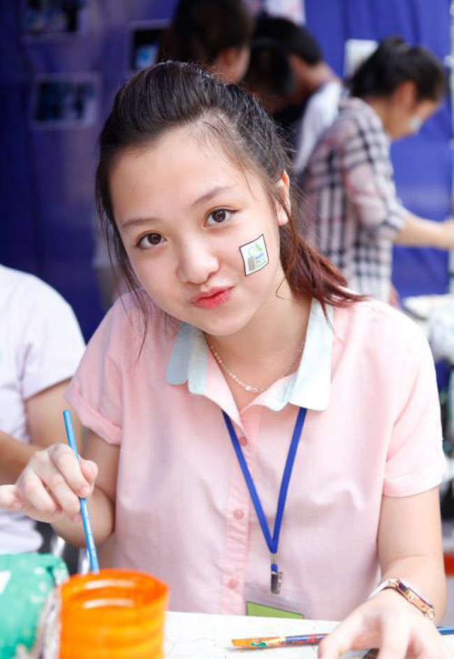 Diệu là nữ sinh trường THPT Phan Đình Phùng, không chỉ sở hữu khuôn mặt đẹp mà còn có thành tích học tập rất tốt