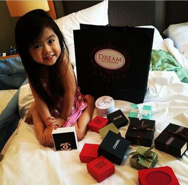 Cô bé xinh xắn Breanna Youn mang hai dòng máu Philippines và Hàn Quốc từ khi sinh ra đã có cuộc sống vô cùng “sang chảnh” do gia đình khá giả. Breanna thường xuyên đi nước ngoài, ngồi máy bay hạng thương gia, ở khách sạn 5 sao, ngồi xe limo và xài hàng hiệu.