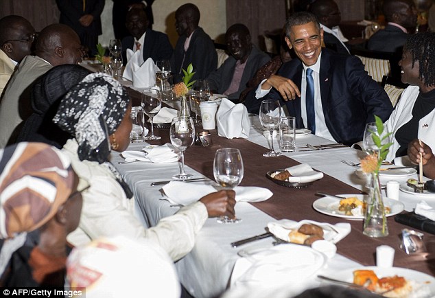 Niềm vui ngày đoàn tụ của TT Mỹ Obama tại quê cha - 3