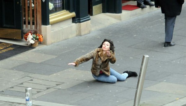 Tai nạn kỳ khôi trên phim trường vì khỏa thân, khóc lóc - 4