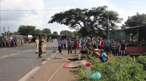 Xe máy lao thẳng vào ô tô, 4 thanh niên chết thảm - 2