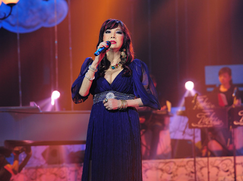 Mẹ chồng Tây tháp tùng Đoan Trang đi diễn - 11