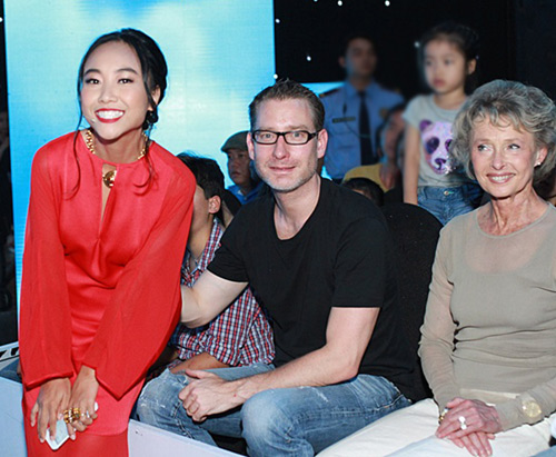 Mẹ chồng Tây tháp tùng Đoan Trang đi diễn - 1