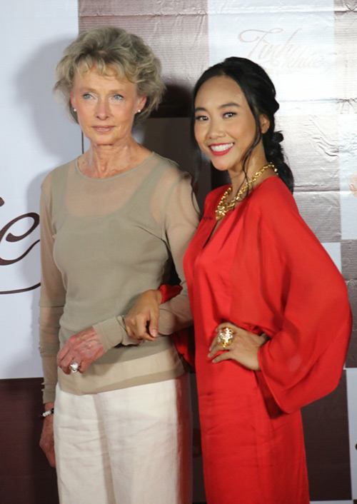 Mẹ chồng Tây tháp tùng Đoan Trang đi diễn - 2