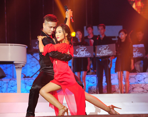 Mẹ chồng Tây tháp tùng Đoan Trang đi diễn - 5