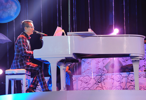 Mẹ chồng Tây tháp tùng Đoan Trang đi diễn - 9