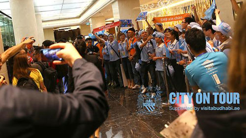 Man City ở VN: Joe Hart sung sướng đội nón lá - 2