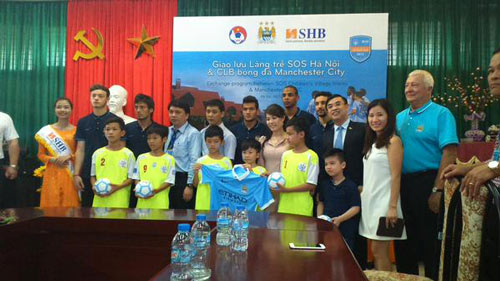 Man City ở VN: Joe Hart sung sướng đội nón lá - 2