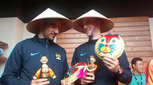 Man City ở VN: Joe Hart sung sướng đội nón lá - 8