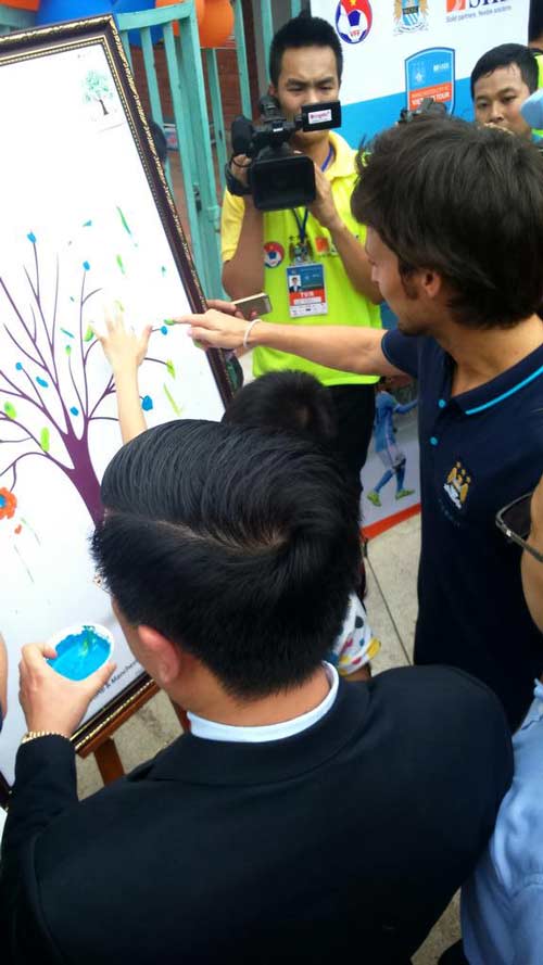 Man City ở VN: Joe Hart sung sướng đội nón lá - 5