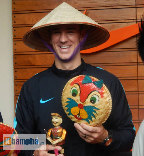 Man City ở VN: Joe Hart sung sướng đội nón lá - 7