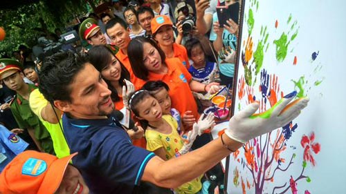 Man City ở VN: Joe Hart sung sướng đội nón lá - 6