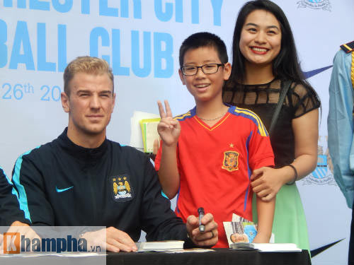Man City ở VN: Joe Hart sung sướng đội nón lá - 12