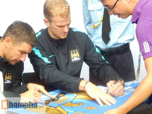 Man City ở VN: Joe Hart sung sướng đội nón lá - 10
