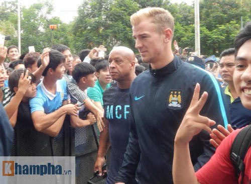 Man City ở VN: Joe Hart sung sướng đội nón lá - 11