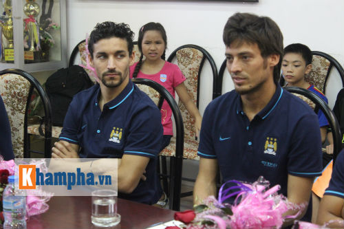 Man City ở VN: Joe Hart sung sướng đội nón lá - 3