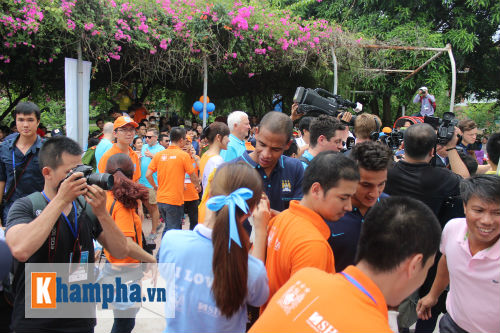 Man City ở VN: Joe Hart sung sướng đội nón lá - 4