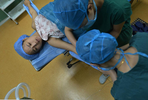 Cận cảnh ca nâng ngực của một người mẫu Trung Quốc - 10