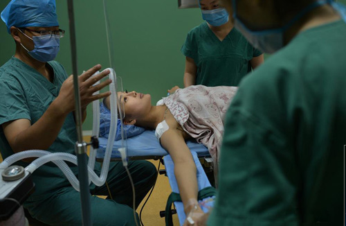 Cận cảnh ca nâng ngực của một người mẫu Trung Quốc - 2