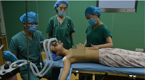 Cận cảnh ca nâng ngực của một người mẫu Trung Quốc - 5