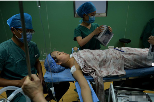 Cận cảnh ca nâng ngực của một người mẫu Trung Quốc - 6