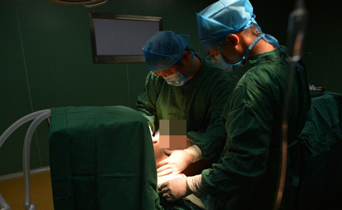 Cận cảnh ca nâng ngực của một người mẫu Trung Quốc - 8