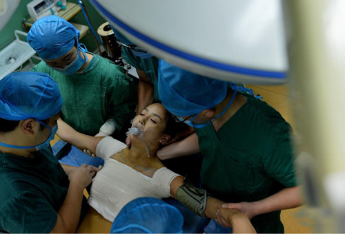 Cận cảnh ca nâng ngực của một người mẫu Trung Quốc - 10