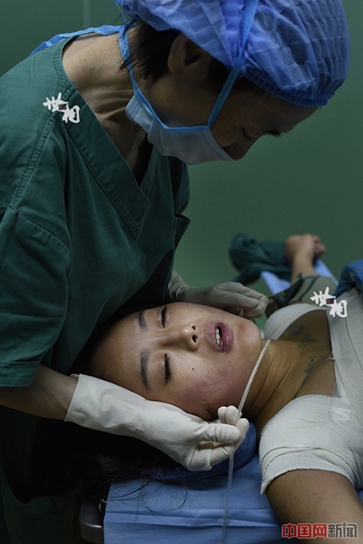 Cận cảnh ca nâng ngực của một người mẫu Trung Quốc - 11