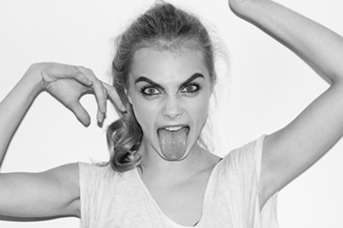 Siêu mẫu Cara Delevingne nhảy múa bên xe hơi - 3