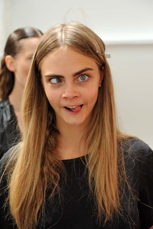 Siêu mẫu Cara Delevingne nhảy múa bên xe hơi - 6