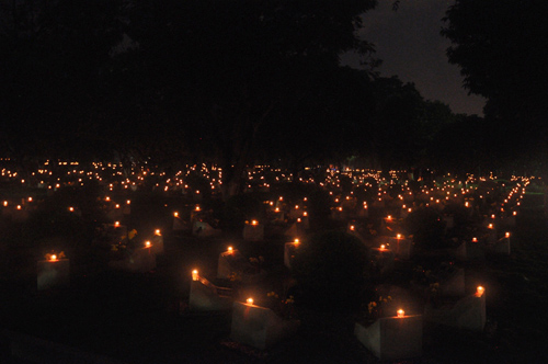 Ảnh: Hàng ngàn mộ liệt sỹ lung linh ánh nến dưới mưa - 9