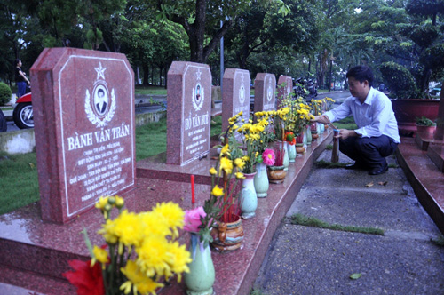 Ảnh: Hàng ngàn mộ liệt sỹ lung linh ánh nến dưới mưa - 10