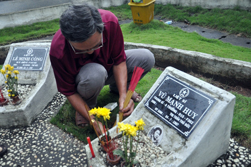 Ảnh: Hàng ngàn mộ liệt sỹ lung linh ánh nến dưới mưa - 2