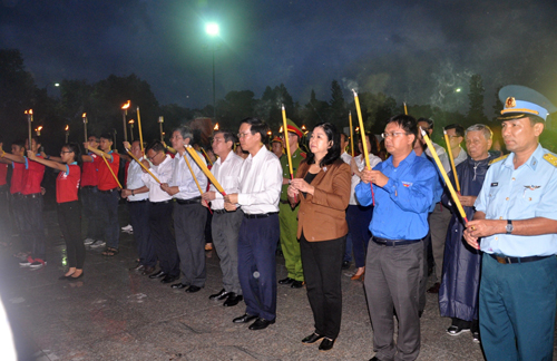 Ảnh: Hàng ngàn mộ liệt sỹ lung linh ánh nến dưới mưa - 4