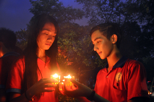 Ảnh: Hàng ngàn mộ liệt sỹ lung linh ánh nến dưới mưa - 5