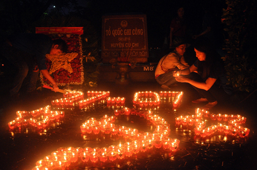 Ảnh: Hàng ngàn mộ liệt sỹ lung linh ánh nến dưới mưa - 6
