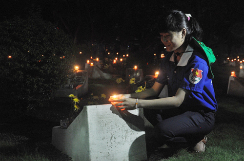 Ảnh: Hàng ngàn mộ liệt sỹ lung linh ánh nến dưới mưa - 7