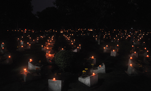 Ảnh: Hàng ngàn mộ liệt sỹ lung linh ánh nến dưới mưa - 8