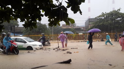 Hình ảnh CSGT dầm mưa phân luồng chống ùn tắc - 1