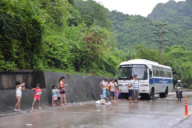Mưa lớn trút xuống Quảng Ninh gây sạt đồi, gãy cầu - 10