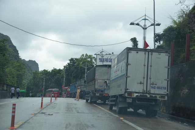 Mưa lớn trút xuống Quảng Ninh gây sạt đồi, gãy cầu - 11