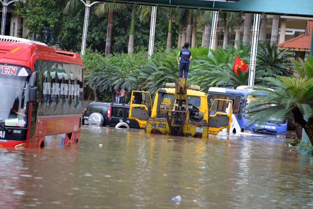 Mưa lớn trút xuống Quảng Ninh gây sạt đồi, gãy cầu - 4
